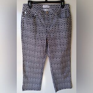 Jaclyn Smith Black & White Geometric Print Capri Pants | Size 12